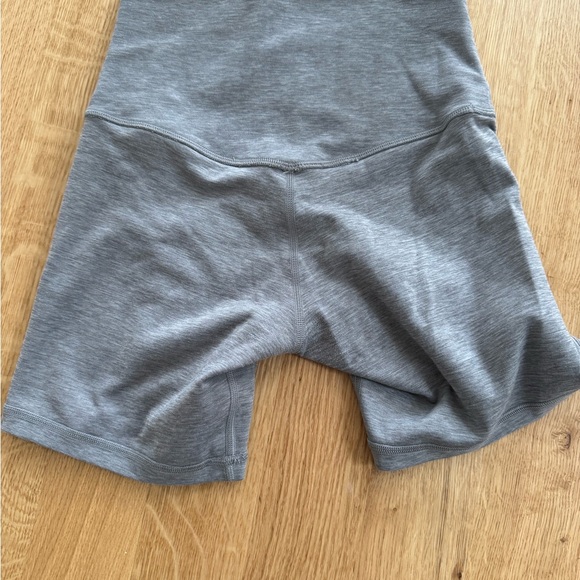 Lululemon align shorts- length 6 size 4 - Picture 5 of 5